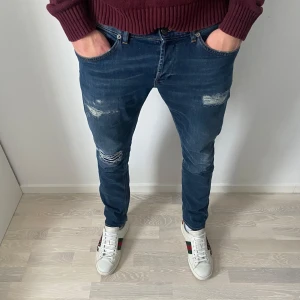 Dondup George - Ett par riktigt feta Dondup George i fint skick. Storlek W34. Modellen på bilden är 190cm och väger  75kg. Hör av dig vid frågor eller funderingar!