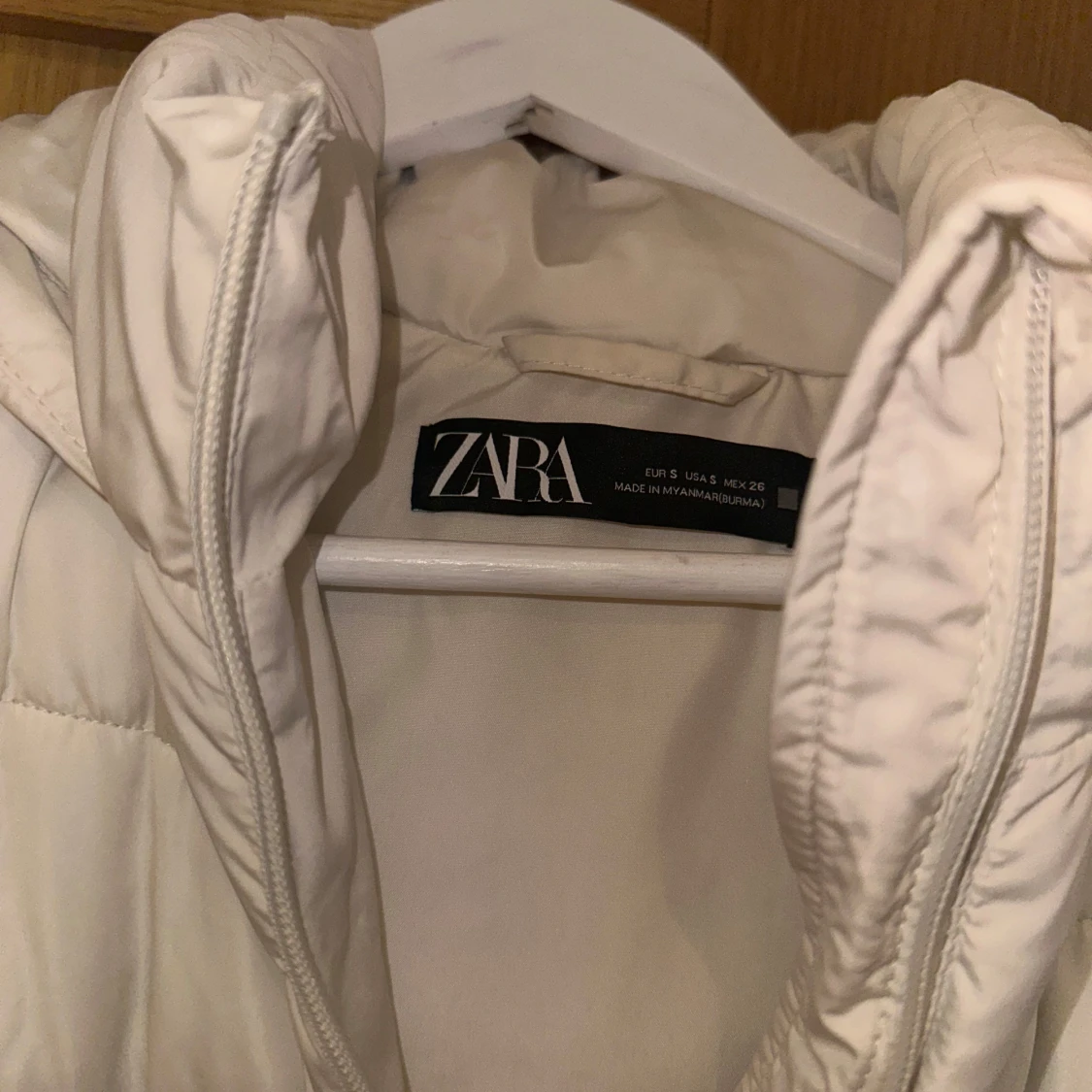 Beige dunväst från Zara - 91