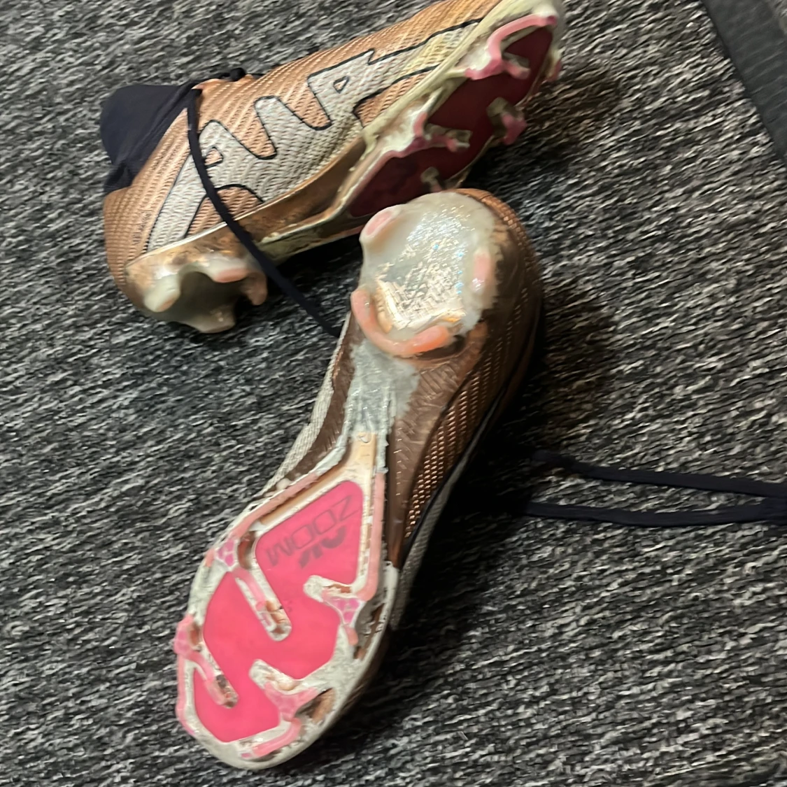 Nike fotbollsskor i guld och svart - 92