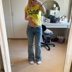 Coola vintage jeans - Säljer coola jeans med broderi på baksidan. Hittar ingen storlekslapp i men skulle uppskatta de till 34-36 (xs-s) 