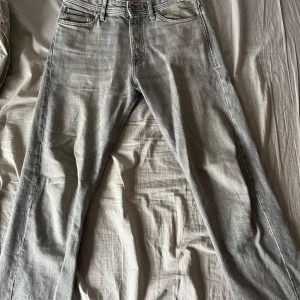 Grå jeans från Jack & Jones - Säljer ett par grå jeans från Jack and Jones storlek 30-34 säljs pga av växt ur dem och blivit för små. Skicket är sprillans nytt inget hål och inget är sönder! 