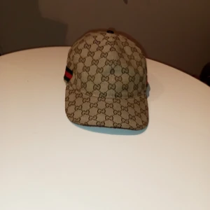 Gucci keps - gucci canvas beige keps säljer för jag har två skriv om du har frågor stl L 58 cm priset går att diskutera 