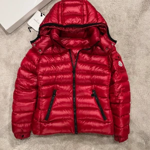 Moncler Bady dam  - Säljer nu denna sjuk snygga Moncler bady jacka i storlek 3 som motsvarar M men passar S skick 8,5/10 Pris 3999kr Pris går att diskutera vid snabb affär 