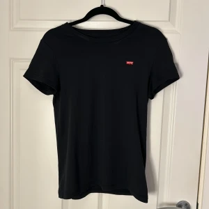 Svart t-shirt från Levi's - svart t-shirt från Levi's, nästan oanvänd!