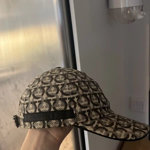 Ferragamo keps - [ Ferragamo keps [] Skick - 9/10 [] Storlek - One Size [] Pris - 2000kr ]  Vid frågor eller något du undrar över gå via PM. mvh Z.L