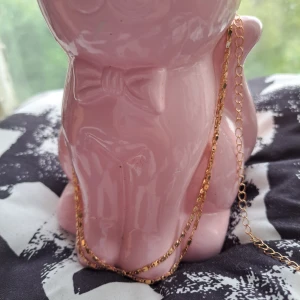 Guldfärgat halsband - Elegant guldfärgat halsband med en fin kedjedesign. Perfekt för att lägga till en touch av stil till vilken outfit som helst. Halsbandet har en klassisk karbinhake för enkel användning. Tror det är runt 50 cm? Guldpläterad