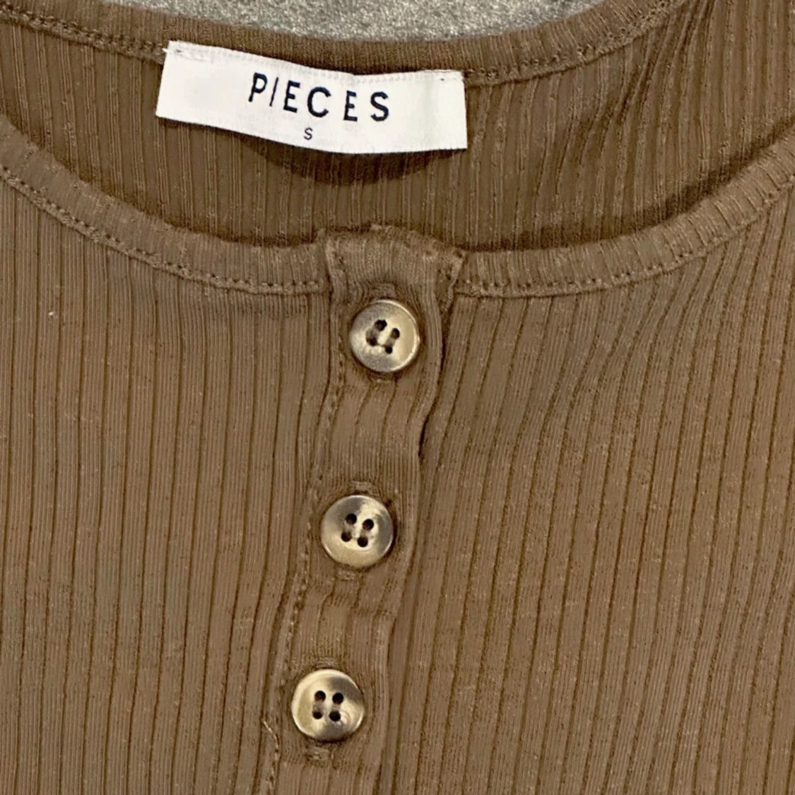 Khaki ribbad topp från Pieces - 91