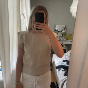 beige topp  - fin topp med vaddering i axlarna jätteskön men kommer ej till användning 