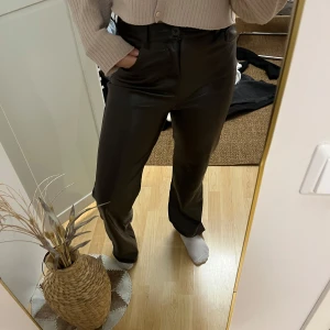 Bruna lack byxor - Använd ett fåtal gånger men känns som nya och är jätte bekväma ❤️🤩