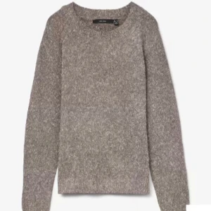 Beige stickad tröja från Vero Moda - Mysig beige stickad tröja från Vero Moda. Perfekt för kyliga dagar med sin klassiska design och långa ärmar. Ribbstickade muddar vid ärmslut och nederkant ger en snygg finish.