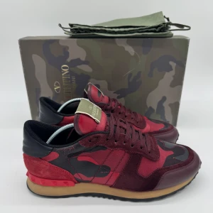 VALENTINO ROCKRUNNERS  - - Valentino Rockrunners- Skick: 9/10 - Tillbehör: Enbart skorna - Storlek 40 sitter som 41 - Nypris ca 7500kr // DeluxeCloset