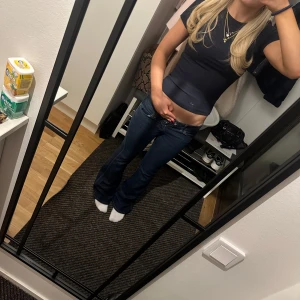 Lågmidjade jeans från Wrangler  - Skit snygga Wrangler jeans som är mörkblå och lågmidjade. Tyvärr för små så måste säljas