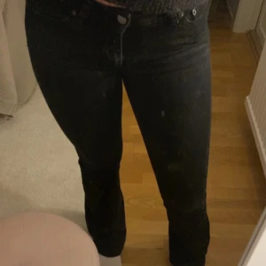 Svarta jeans - Säljer ett par svarta jeans i bra skick. De är från junkyard i xs, 78 innerlängd 37 rakt över midjan. Köpte för 500 säljer för 170🩷