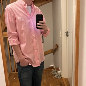 Ralph lauren skjorta - Hej! Säljer denna riktig feta skjortan från Ralph Lauren. Nypris runt 2000kr, mitt pris 249kr! Den passar M/L. Lite fläckig på insidan, men inget som ses! Vid minsta fundering tveka inte att kontakta mig! //Nils