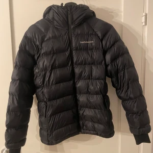 Svart dunjacka från Peak Performance - Säljer nu denna fina vinterjacka ifrån peakpreformance i storlek s, den är nytvättad och i bra skick💕 