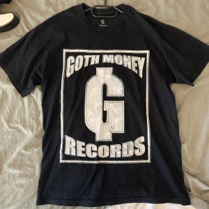 Svart t-shirt från GMR Wear - Svart t-shirt från 'Goth Money Records' med lensflare tryck. Jättebra skick.                                                               #GMR #GOTHMONEYRECORDS 