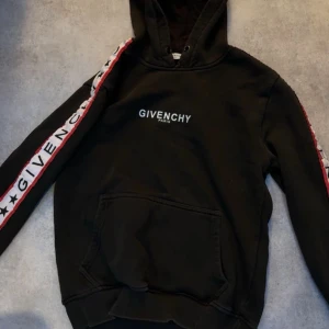 Givenchy hoodie - Ok skick, storlek S