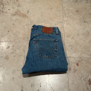 Levi’s lot 501 jeans - Mörkblåa Levi’s jeans i befintligt skick, storlek W33 L30. Säljes pga att de inte längre används.