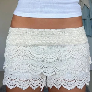 Vita spets shorts - Säljer mina favvoo vita shorts med spetsdetaljer och volanger💖💖💖🙏🏼🙏🏼