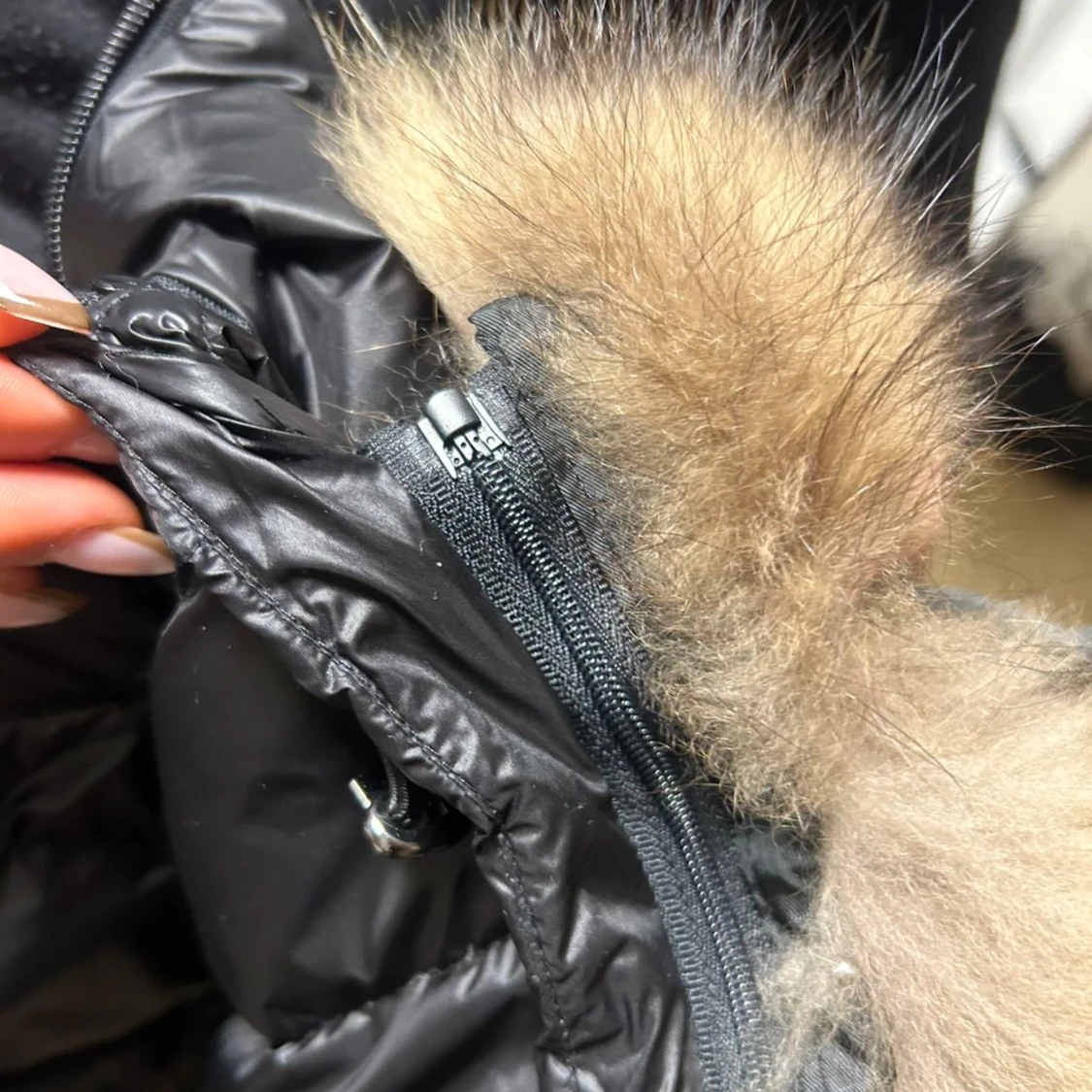 Svart dunjacka med äkta päls - 3