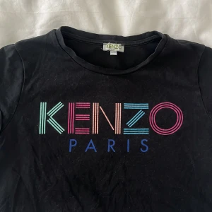 T shirt  - KENZO t shirt i barnstorlek 152(motsvarar xxs)🥰