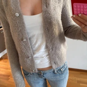 Zara kofta  - Så fin kofta med små ”diamanter utspritt framtill men även på ryggen, fina knappar också! Sällan använd och så mysig💕