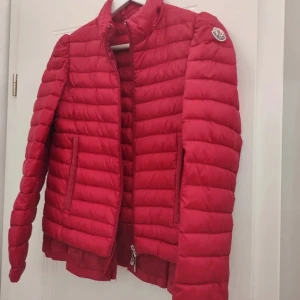 Moncler jacka  - Jätte fin Moncler jacka i strl XS, dragkedjan är dock trasig (därav de låga priset) tror dock de går att laga💕skriv för fler bilder
