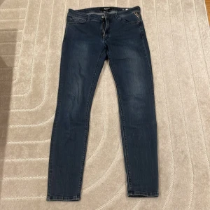 Mörkblå Replay jeans - Slim fit. Skön färg o skön passform.  30 i midja och 30 i längd
