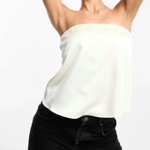 Vit siden tubtopp - Säljer min siden vita tubtopp🥥🐌🤍