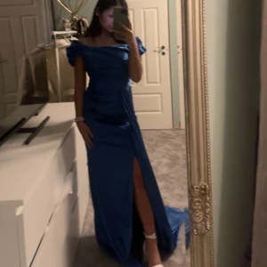 Festklänning och balklänning  - Klänningen har använts en gång, har klipp klänning pga av att den skulle passa min längd. Är 156cm lång  passar perfekt till min längd. Klänningen kommer inte till användningen därför vill jag sälja den