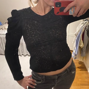 Svart leopardmönstrad topp - Snygg svart topp med leopardmönster och långa ärmar. Toppen har en tight passform. Från & other stories!!