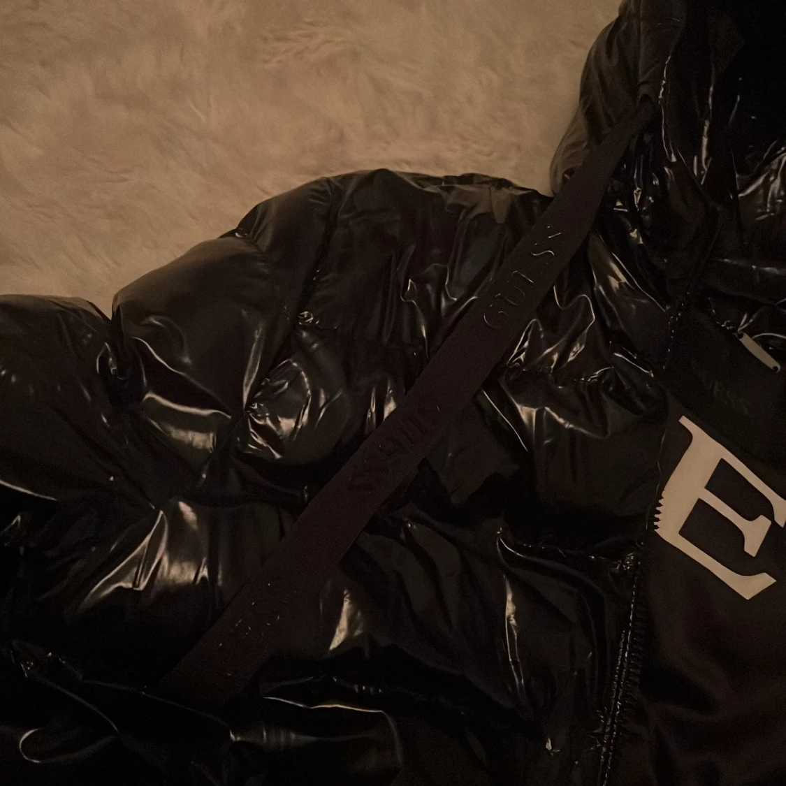 Svart glansig pufferjacka från Guess - 3