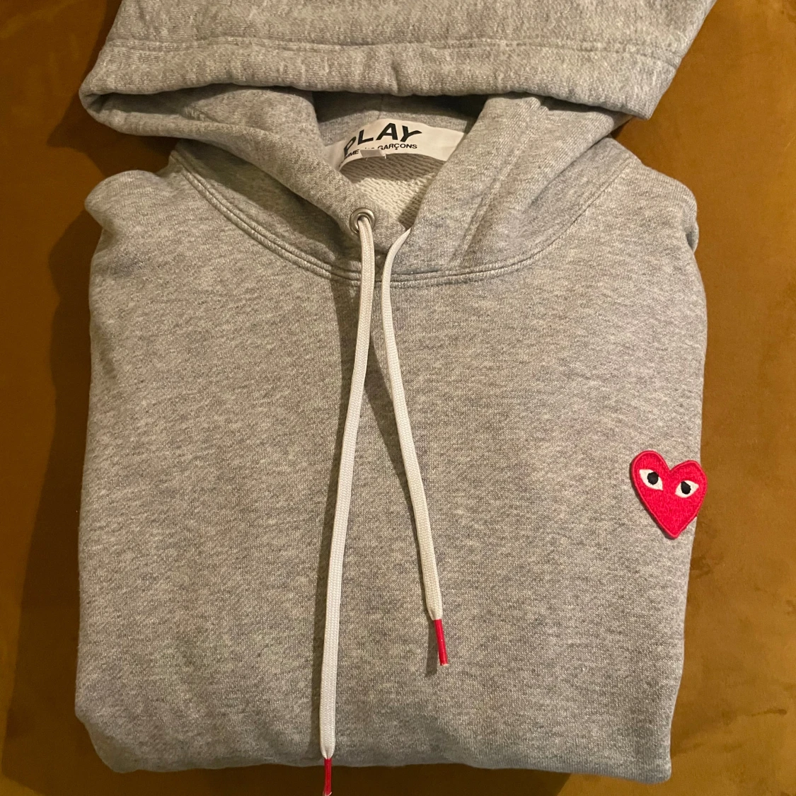 Grå hoodie från Comme des Garçons