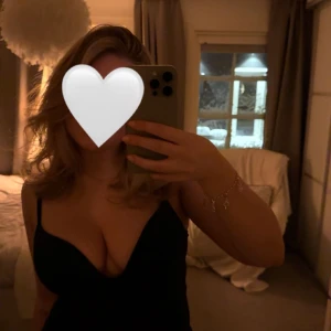 Svart body  - Säljer den virala bodyn från hm. Köpt helt ny här på Plick och endast testad av mig. 