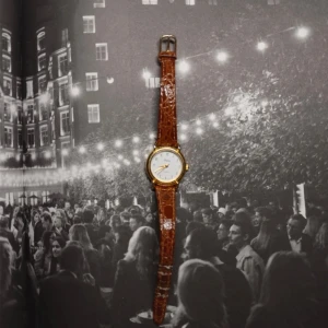 Guld klocka med brunt band - Skick: bandet har skavanker Armbandslängd: 16 cm status: batteri behöver bytas 