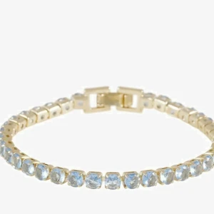 Guldarmband med blå stenar - Elegant guldarmband med gnistrande blå stenar. Perfekt för att ge en touch av lyx till din outfit. Armbandet har en säker låsning och är idealiskt för speciella tillfällen.