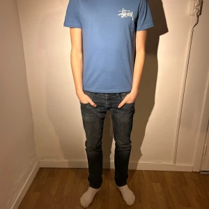 Stussy t shirt - Tja! Säljer nu denna feta Stussy t shirt. Tröjan är i nyckskick. Tag finns fortfarande på. Modellen är 183 cm. Ställ gärna frågor om ni undrar något🤩
