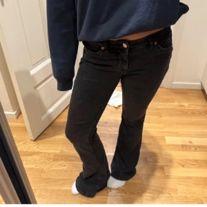 Svarta lågmidjade utsvängda jeans - Snygga svarta lågmidjade jeans från monki! Storlek 24/32! Passar mig som är 170cm och har XS! Köptes för 499kr! Super fint skick! 