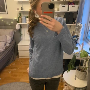 Blå stickad tröja från Seaside - Säljer en mysig blå stickad tröja från Seaside. Tröjan har långa ärmar och ribbade muddar vid ärmslut och nederkant. 💙köpt för ca 300, använd fåtal gånger fint skick💞💞 kontakta för fler bilder💕