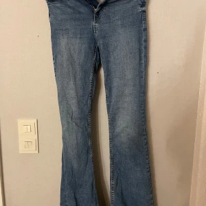 Blå flare jeans från Bershka - Snygga blå flare jeans från Bershka. Oanvända