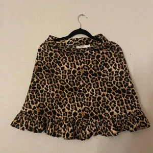 Leopardmönstrad kjol från NA-KD - Snygg leopardmönstrad kjol från NA-KD med volangdetalj längst ner. 