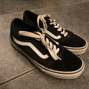 Svarta sneakers från Vans - Säljer Vans skor Storlek 37, mycket bra skick. Kan fraktas eller hämtas i Skövde. Mvh Lukas.