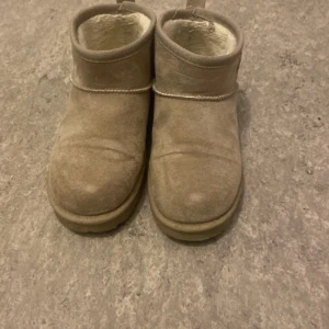 Beige boots från BOOHOO - Säljer ett par bekväma beige boots med mjukt foder. Perfekta för kyliga dagar med en stilren design och praktisk dragflik baktill.