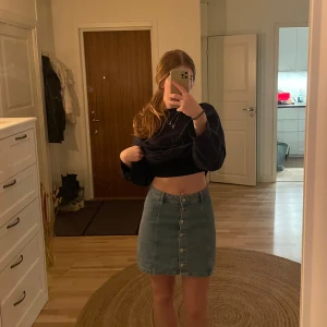 Jeanskjol från Divided - Snygg jeanskjol från Divided i en klassisk blå färg. Kjolen har knappar framtill och hällor för bälte. Perfekt för flertal outfits. I storlek 36, S 💗I ett fint skick ⭐️