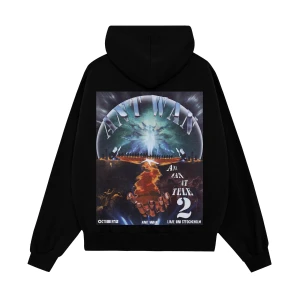 Svart hoodie med tryck - Säljer en ant wan tele 2  hoodie som jag köpte i höstas på hans konsert. i  princip oanvänd tror jag använt en gång så skicket är i som nytt! Köptes för 700, säljer för 400 men kan tänka mig gå ner i pris vid snabb affär!💕💕 Endas seriösa köpare är varmt välkomna att skriva