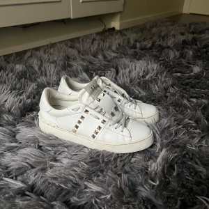 Valentino skor opens  - Valentino opens med guld nitar. De är använda men fortfarande bra skick. Finns skavanker men syns mest nära!! Storlek 38,5 men passar 38-39. 