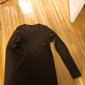 Brun långärmad tröja - Säljer en enkel och stilren brun långärmad tröja. Den är lätt att matcha med andra plagg. Tröjan har en rund halsringning och är tillverkad i ett mjukt material.