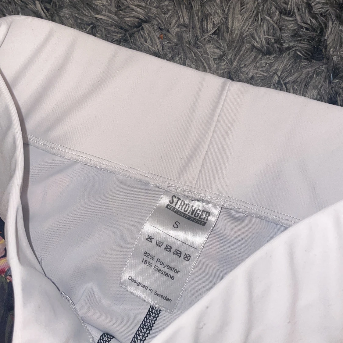 Blommiga träningsbyxor från Stronger - 2