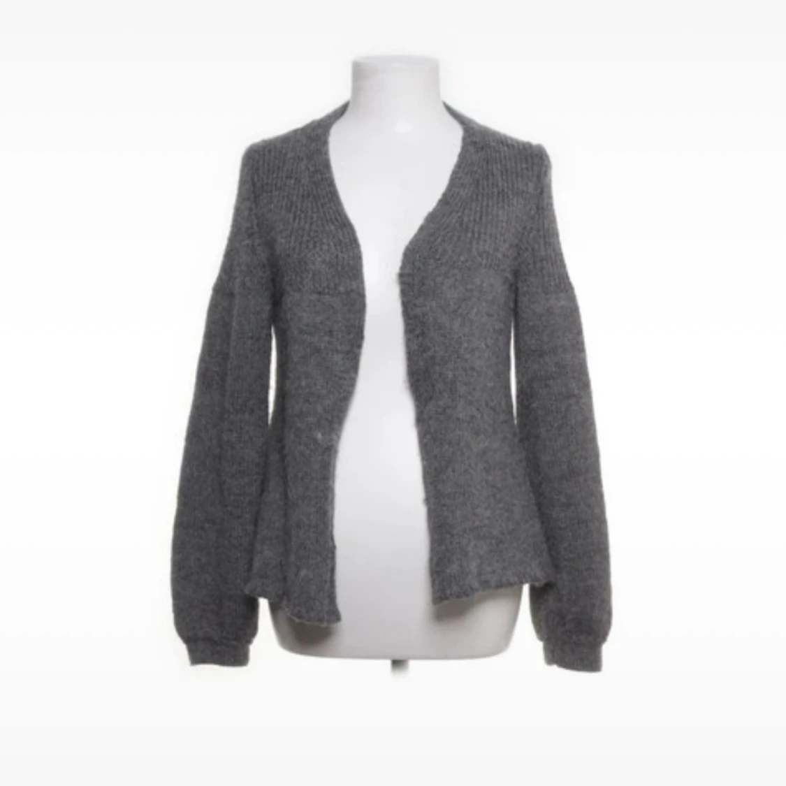 Grå stickad kofta med fjärilsdetaljer