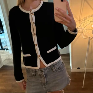 Kofta med knappar  - Fin kofta med knappar 